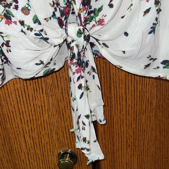LUQ Blouse from Stitch Fix Size XL Floral Print Tie Front - Picture 3 of 5
